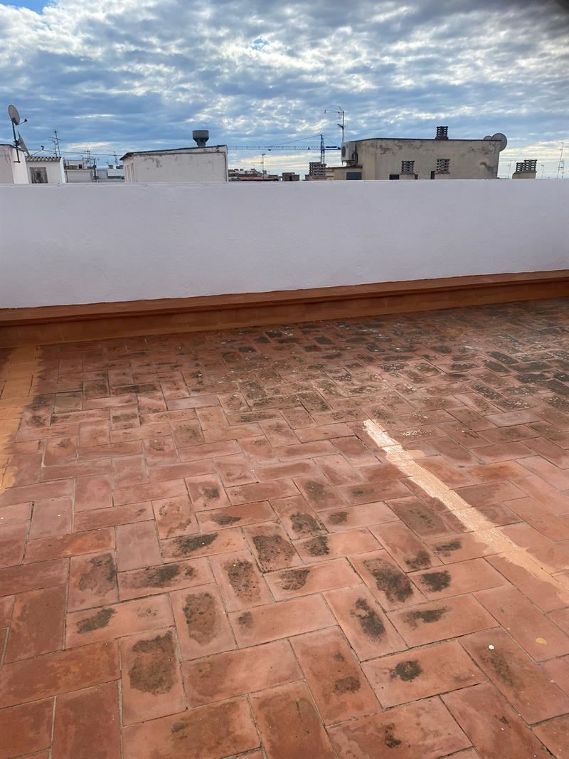 cubierta dañada con filtraciones de agua en Cubelles